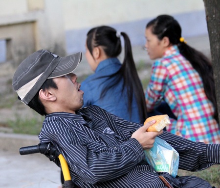 Hai mẹ con em Vọng tại sân trường ngay từ sớm và những chiếc bánh mỳ vội vàng cho con.