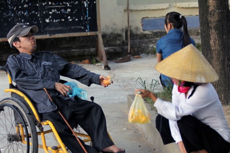 Hai mẹ con em Vọng tại sân trường ngay từ sớm và những chiếc bánh mỳ vội vàng cho con.