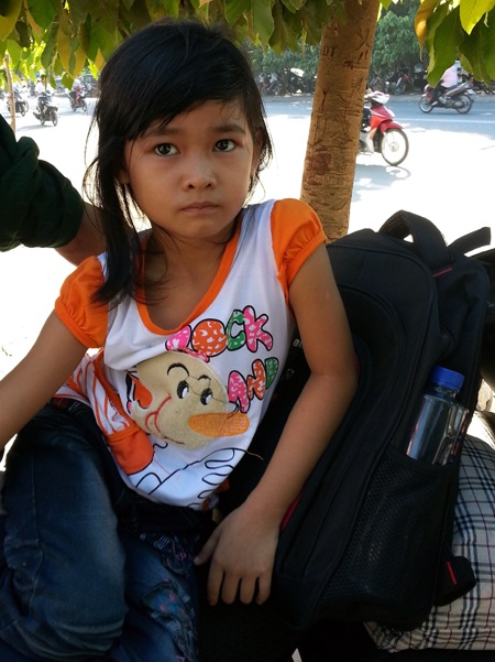 Ngay từ sáng sớm ở buổi thi cuối, ông Dũng mang hành lý để chờ con thi xong là về vì hết tiền