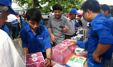 Các tình nguyện viên giới thiệu mô hình nhà vệ sinh đạt tiêu chuẩn.