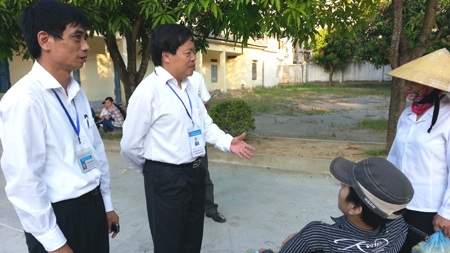 Hai mẹ con em Vọng tại sân trường ngay từ sớm và những chiếc bánh mỳ vội vàng cho con.