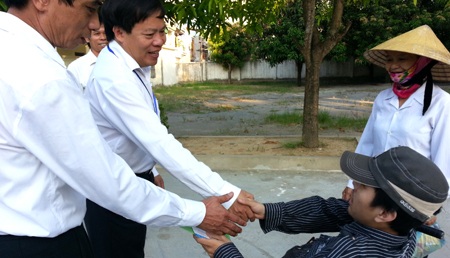 Và thầy Khoa đã quyết định nhận em Vọng vào học ngành công nghệ thông tin của Trường ĐH Vinh.