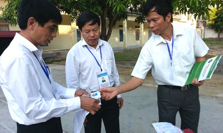 Lãnh đạo trường ĐH Vinh xem xét một số giấy tờ để hướng dẫn em Vọng làm hồ sơ nhập học sắp tới.