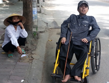 Nghị lực thí sinh liệt hai chân ngồi xe lăn ứng thí