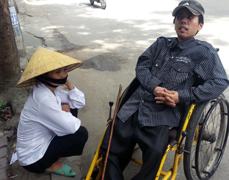 Hai mẹ con bà Soa côi cút ở thành phố ầm uất.