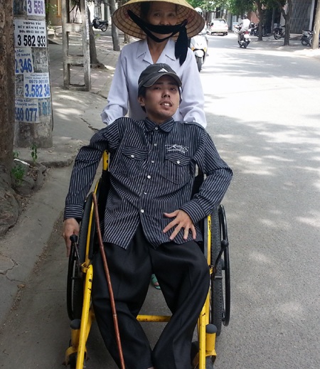 Trong hai ngày diễn ra thi, mẹ con em Vọng thuê một căn phòng nhỏ nhỏ với mỗi ngày 100 ngàn đồng.