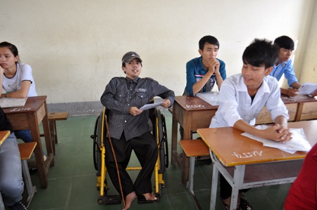 Nguyễn Văn Vọng cùng xe lăn trong buổi làm thủ tục thi.