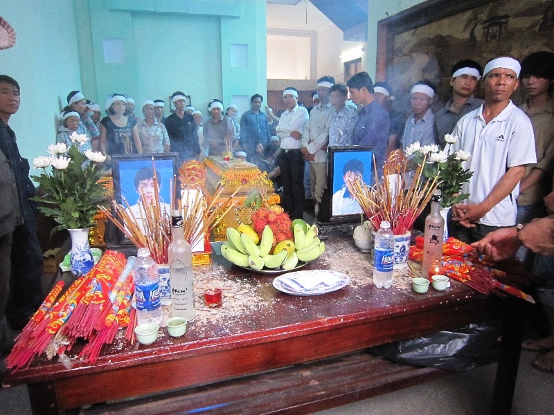 Bà con xóm làng ai cũng thương tiếc cho hai anh em Đức, Sơn.