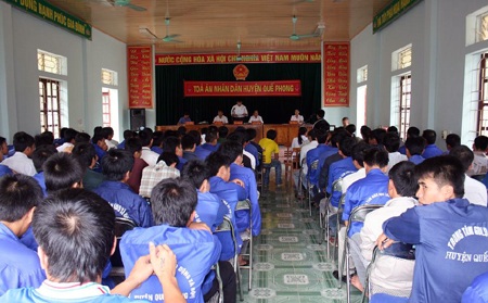 Thợ săn thú rừng mang vũ khí cướp ngân hàng