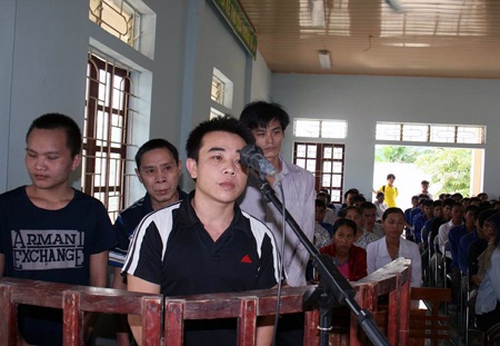 Thợ săn thú rừng mang vũ khí cướp ngân hàng