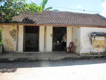 Mỗi lần lên cơn đau, bé Ánh lại khóc thét lên như bị ai đánh đập.