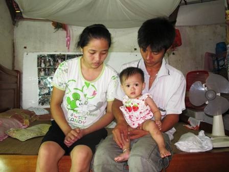 Mỗi lần lên cơn đau, bé Ánh lại khóc thét lên như bị ai đánh đập.