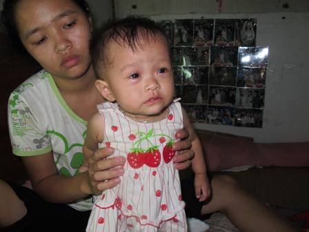 Mỗi lần lên cơn đau, bé Ánh lại khóc thét lên như bị ai đánh đập.