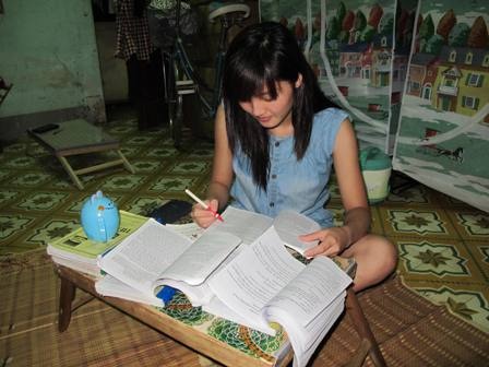 Sĩ tử tranh thủ ôn thi trước giờ “xung trận”