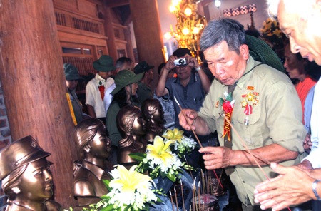 Các cựu TNXP thắp hương tưởng nhớ tới 13 TNXP đã anh dũng hy sinh trên tọa độ Truông Bồn.