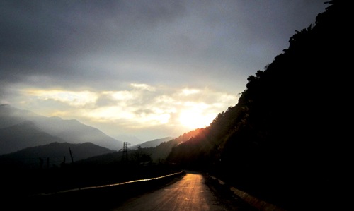 Hoàng hôn khuất dần sau rặng núi cao nơi biên giới Kỳ Sơn.