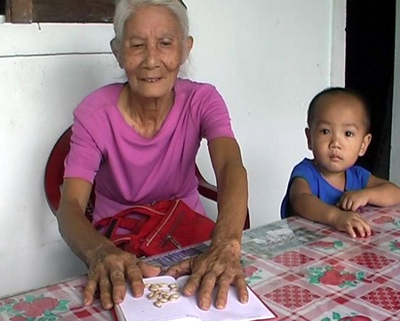 Chữ Nho xuất hiện trên hạt bí? - 2 Bà Năm bênh những hạt bí được cho là có xuất hiện chữ Nho trên đó.