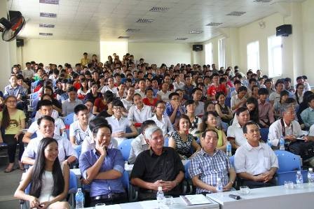 Hơn 1000 bạn học sinh, sinh viên ở hai tỉnh Nghệ An và Hà Tĩnh đã tới tham gia hội thảo.