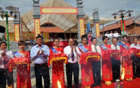 Phó Thủ tướng Nguyễn Xuân Phúc tặng quà cho các gia đình liệt sĩ và cựu TNXP tại buổi lễ.