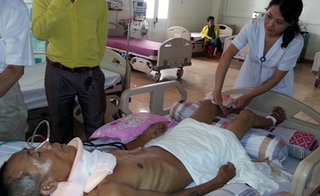 Bác sỹ BVĐK Hà Tĩnh đang chăm sóc bệnh nhân Nuôi.