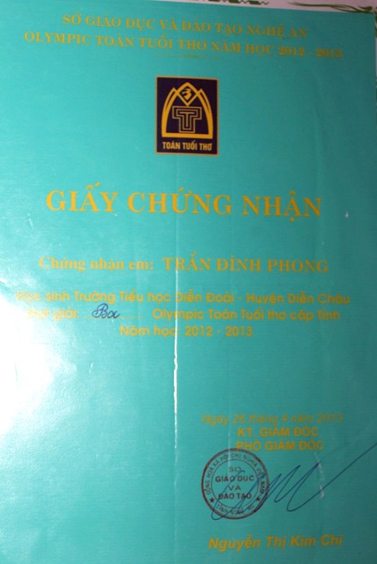Mong ước của cậu bé mồ côi cha, chăm mẹ bệnh tật - 2 Trần Đình Phong với bảng thành tích xuất sắc của mình.