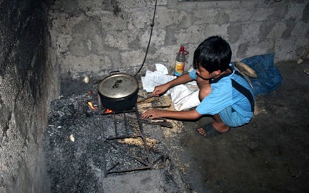 Mẹ ốm nặng nên ngoài công việc đồng áng, Phong còn phải nấu ăn và chăm sóc cho mẹ.