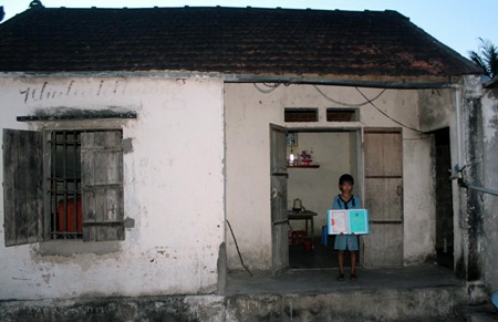 Mong ước của cậu bé mồ côi cha, chăm mẹ bệnh tật - 6 Phong trong ngôi nhà nhỏ cũ kỹ mà hai mẹ con sinh sống với bao nhiêu thiếu thốn.