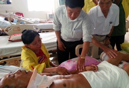 Nhà báo Phan Duy Thảo và anh Trần Thanh Khiêm ân cần thăm hỏi bệnh nhân Nuôi.