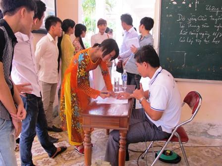 Ngắm thí sinh khối N và H “trổ tài” - 1 Thí sinh khối N và H “trổ tài”