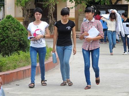 Đề Toán dễ thở, thí sinh thoải mái kết thúc môn thi đầu tiên - 3 Thí sinh rời khỏi phòng thi khá sớm ở trường thi CĐ Sư phạm Nghệ An. (Ảnh: Nguyễn Duy).