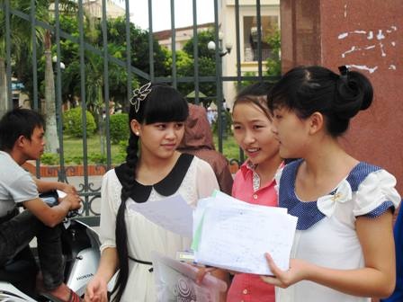Đề Toán dễ thở, thí sinh thoải mái kết thúc môn thi đầu tiên - 5 Thí sinh rời khỏi phòng thi khá sớm ở trường thi CĐ Sư phạm Nghệ An. (Ảnh: Nguyễn Duy).