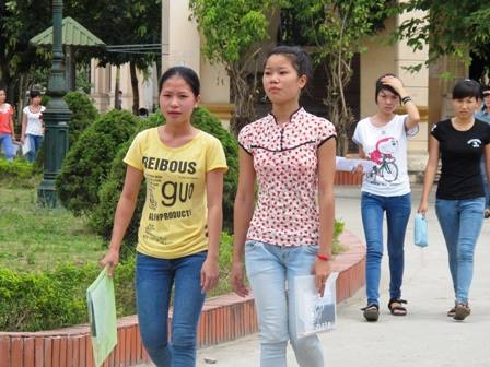 Đề Toán dễ thở, thí sinh thoải mái kết thúc môn thi đầu tiên - 7 Thí sinh rời khỏi phòng thi khá sớm ở trường thi CĐ Sư phạm Nghệ An. (Ảnh: Nguyễn Duy).
