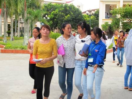 Đề Toán dễ thở, thí sinh thoải mái kết thúc môn thi đầu tiên - 6 Thí sinh rời khỏi phòng thi khá sớm ở trường thi CĐ Sư phạm Nghệ An. (Ảnh: Nguyễn Duy).