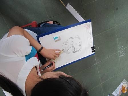 Ngắm thí sinh khối N và H “trổ tài” - 5 Một bức vẽ của các thí sinh sắp được hoàn thành.