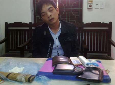 Đối tượng Trần Văn Cường cùng tang vật tại công an TP Vinh.