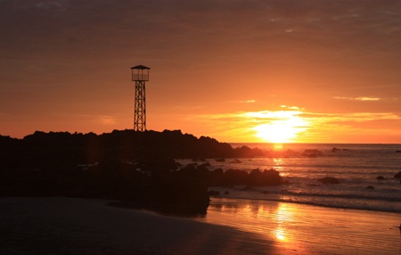 Mặt trời bên ngọn hải đăng.