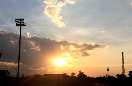 Hoàng hôn chiếu dọi qua những ngôi nhà ở con phố.