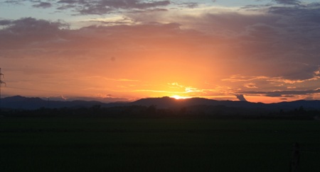 Bình minh trên dòng sông Lam.