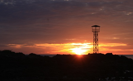 Cảnh hoàng hôn tuyệt đẹp sau ngọn hải đăng.