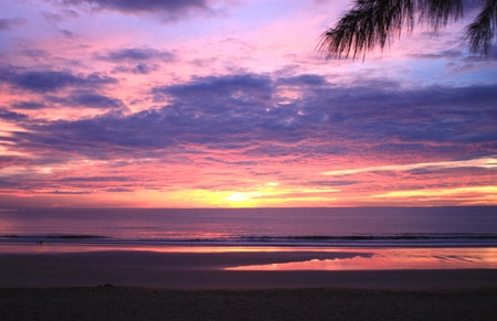 Ngư dân đánh cá vào buổi bình minh.