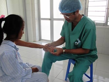 Phẫu thuật miễn phí cho bệnh nhân di chứng bỏng có hoàn cảnh khó khăn