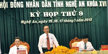 Ông Trần Hồng Châu (giữa) - Chủ tịch HĐND tỉnh với 74 phiếu tín nhiệm cao.