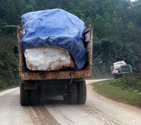 Kỳ họp thứ 9 của HĐND tỉnh Nghệ An khóa XVI nóng tình trạng xe quá khổ, quá tải.