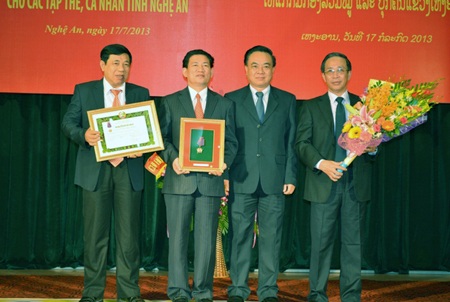 Lào trao tặng Huân, Huy chương cho tỉnh Nghệ An