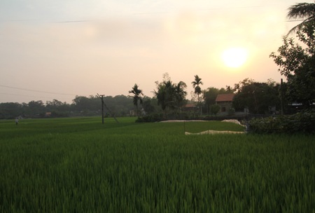 Hoàng hôn khuất dần sau những mái nhà, cây tre cùng những đám ruộng.