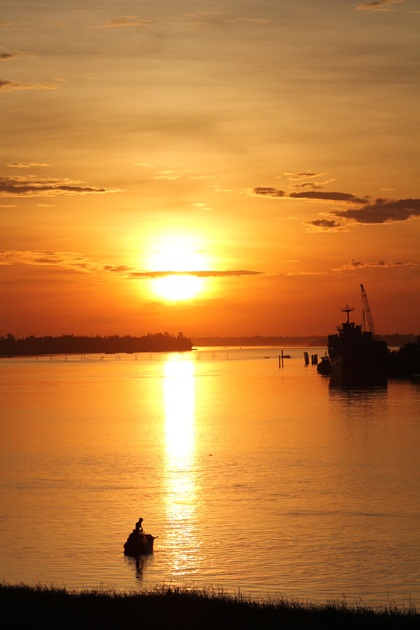 Những ngư dân đánh cá lúc hoàng hôn trên dòng sông Lam.