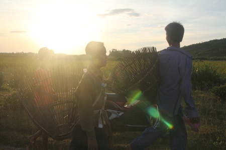 Những đứa trẻ đi làm khi ánh bình minh lên.