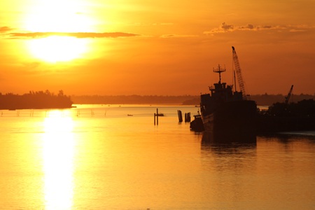 Ánh bình minh dọi chiếu cho ngư dân đánh cá.