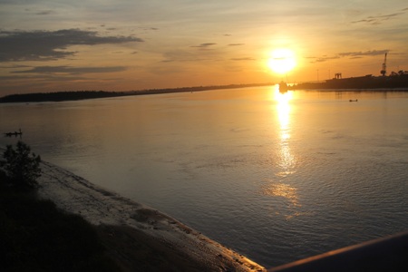 Sông Lam trở nên đẹp kỳ diệu hơn khi ánh bình minh dọi chiếu.