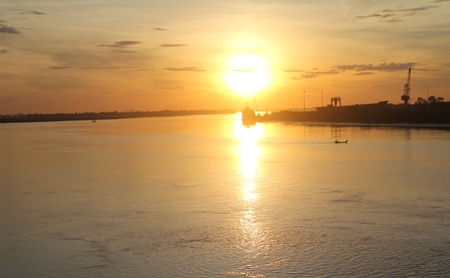 Sông Lam trở nên đẹp kỳ diệu hơn khi ánh bình minh dọi chiếu.